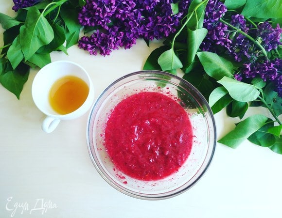 Столовую ложку меда с горкой растопить и добавить к клюкве, перемешать и поставить в холодильник на ночь.