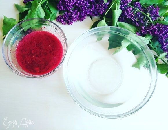 Берем чистую воду, очищенную с помощью фильтра ТМ «АКВАФОР», и добавляем туда нашу клюкву, перемешиваем.