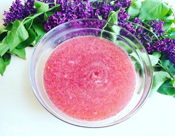 Готовый напиток процеживаем через марлю в графин.