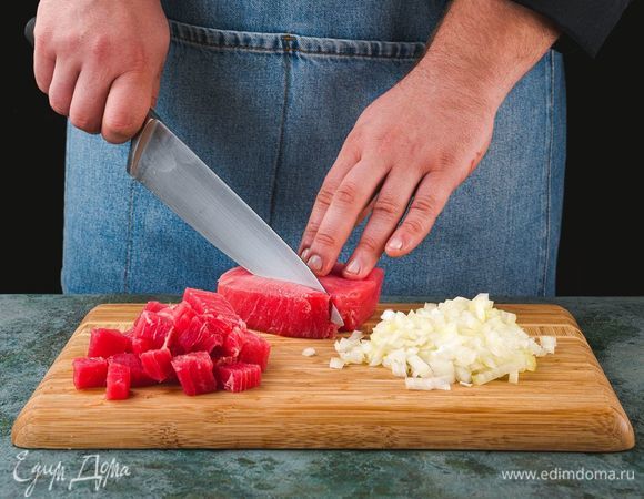 Нарежьте рыбу небольшими кусочками, лук мелко нашинкуйте или натрите на терке.