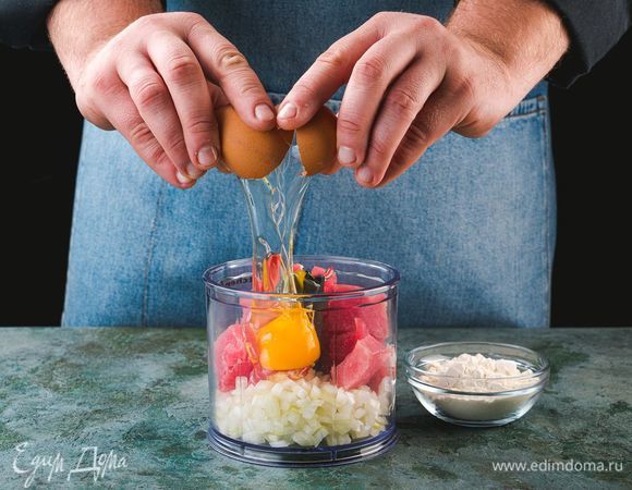 В чаше блендера соедините рыбу, яйцо, лук и муку. Посолите, поперчите и взбейте до состояния пюре.