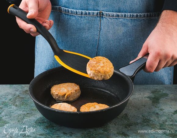 Сформируйте круглые плоские котлеты и обжаривайте их на сковороде, смазанной растительным маслом, по 4–5 минут с каждой стороны.