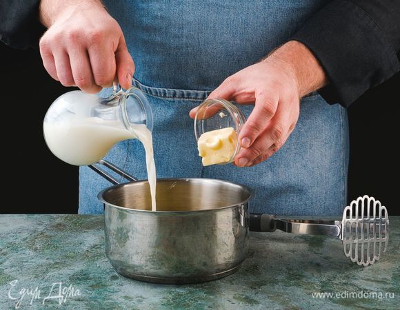 Растолките картофель в пюре, добавьте молоко и сливочное масло, тщательно перемешайте до однородности.