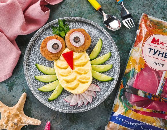 На тарелку выложите пюре, сформировав ложкой перья. Котлеты расположите сверху, выложив на них кружки редиса и маслины в виде глаз. Под ними положите клюв из перца. Из редиса сделайте хвост, из огурца — крылья, а из зелени — хохолок. Это блюдо порадует вашего ребенка и даст много энергии для новых свершений!