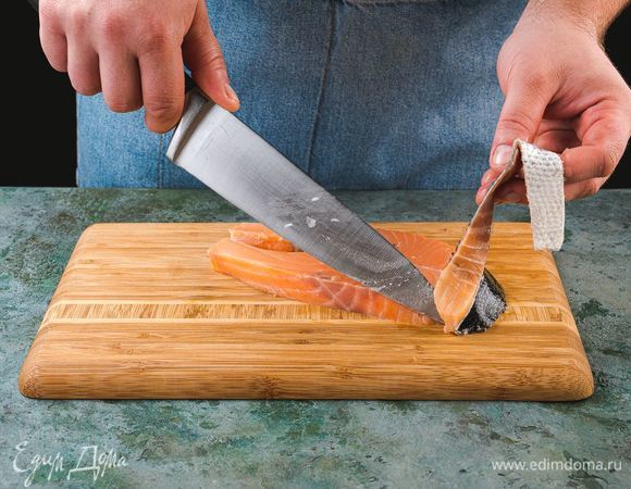 Снимите кожу со стейков.