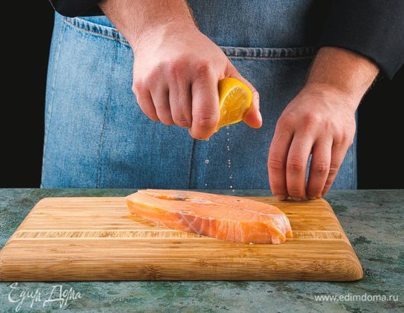 Смажьте стейки лимонным соком и оставьте мариноваться на 10 минут.