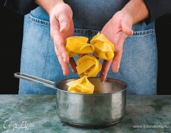 Феттучине отварите в подсоленной воде до готовности.
