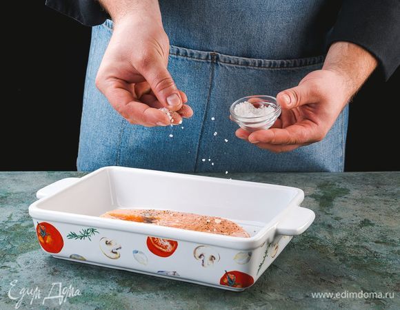 Стейки лосося посолите. Запекайте 20–25 минут при температуре 180°C.