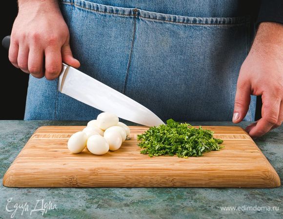 Отварите перепелиные яйца, охладите и очистите от скорлупы, мелко нашинкуйте петрушку.