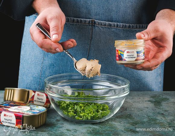 Паштет из скумбрии ТМ «Магуро» смешайте с зеленью и поперчите.