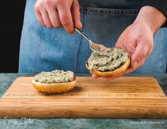 Булочки для гамбургеров разрежьте пополам и намажьте на них паштет.