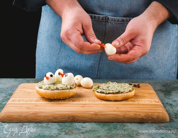Сверху на паштет положите по три яйца. Из перца и маслины сделайте клюв и глазки у яиц.