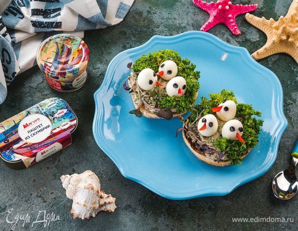 Выложите булочки на тарелку, украшенную зеленью. Очаровательные «птенцы» не оставят равнодушным вашего ребенка!