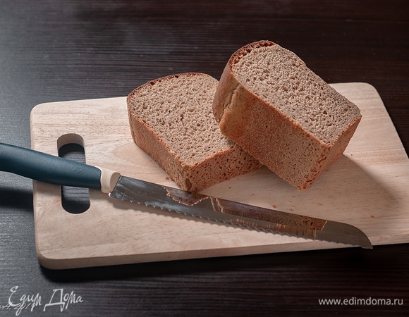 Нам понадобится хлеб. Он нам нужен простой: ржаной, без добавок (семечек, изюма или отрубей).