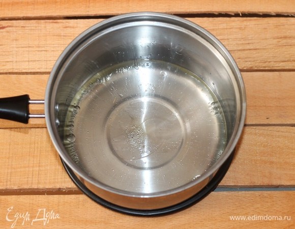 Приготовим тесто. Разогреваем воду и растительное масло, добавляем соль. Доводим жидкость до кипения.