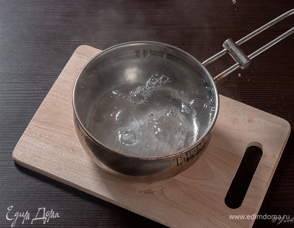 Основа любых напитков — это вода. И для хороших напитков она должна быть хорошей. Ключевая вода — синоним жизни в сказках. А в городе где ее взять? В этом нам поможет фильтр ТМ «АКВАФОР». Вскипятите три литра фильтрованной воды.