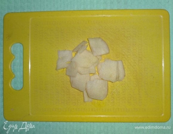 Корень имбиря вымыть, очистить и нарезать тонкими пластинами.