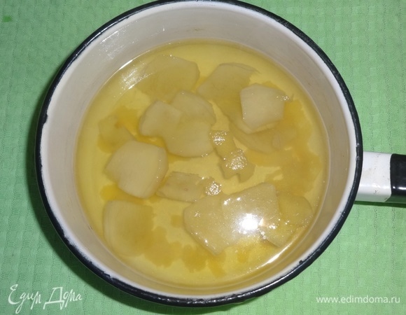 В ковш положить цедру лимона и пластины имбиря, всыпать сахар. Вскипятить 2 л отфильтрованной воды. Залить продукты в ковше 0,5 л кипятка, накрыть крышкой, варить 5 минут. Выключить огонь и дать настояться 8–10 минут. Остальную воду остудить до комнатной температуры.