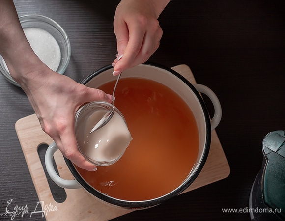 Вылейте их в сусло.