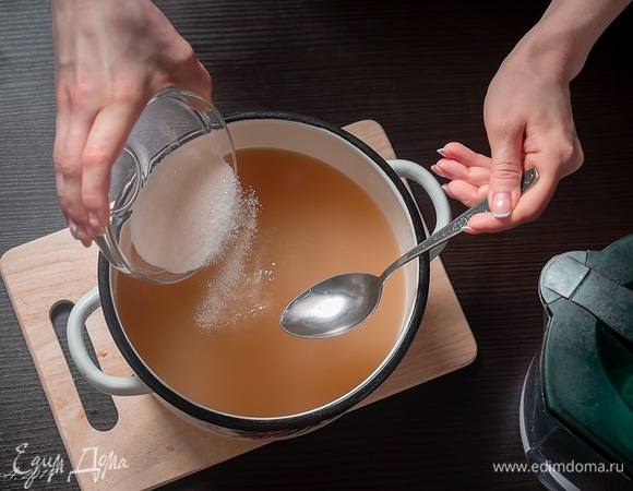 Туда же высыпьте 150 г сахара.