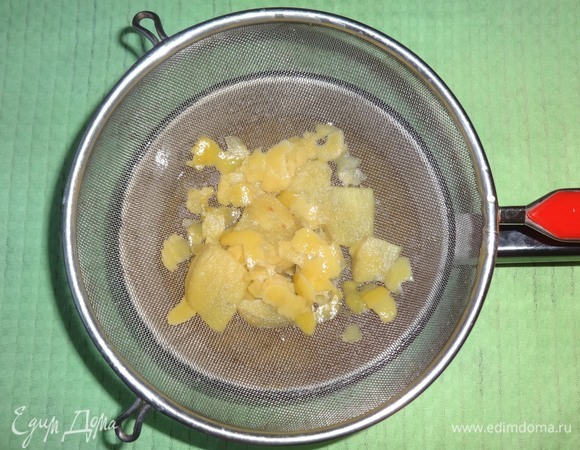 Процедить отвар цедры и имбиря через мелкое сито. Дать остыть.