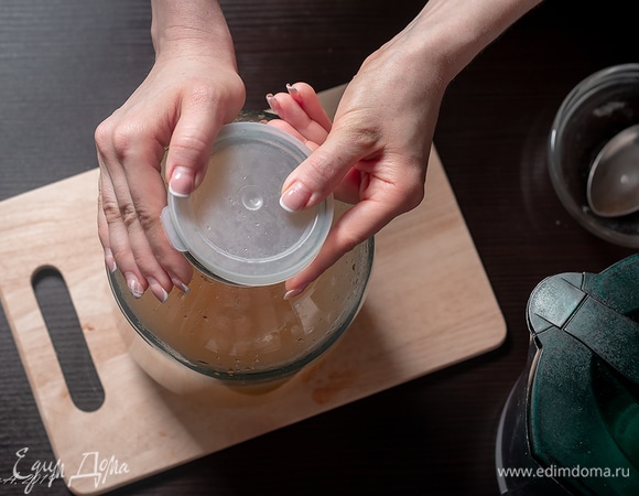 Вылейте обратно в банку. Накрыть крышкой, оставив щель для выхода углекислого газа. Снова поставьте в темное место для начала брожения. Когда пойдут активные пузыри, добавьте еще 50 г сахара.