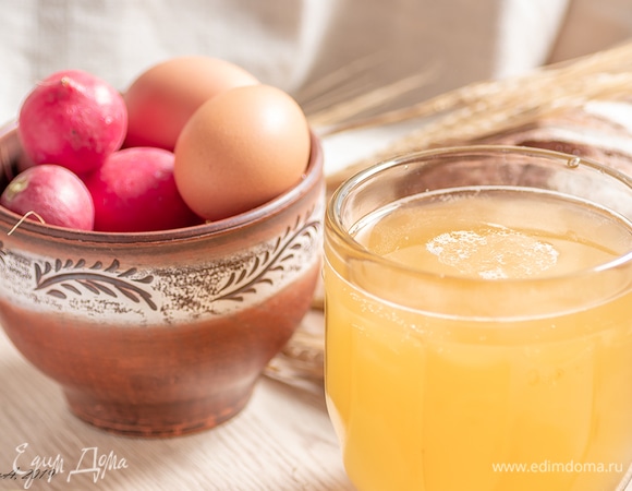 О готовности напитка свидетельствует исчезновение дрожжевого запаха и уверенные пузырьки. Вкус получается в меру кислый, свежий. Он идеален для окрошки и очень бодрит, если пить просто так. На здоровье!