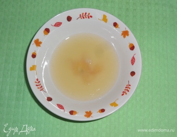 Из лимона выжать сок.