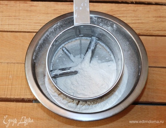 Просеиваем муку и заливаем горячей масляной смесью.
