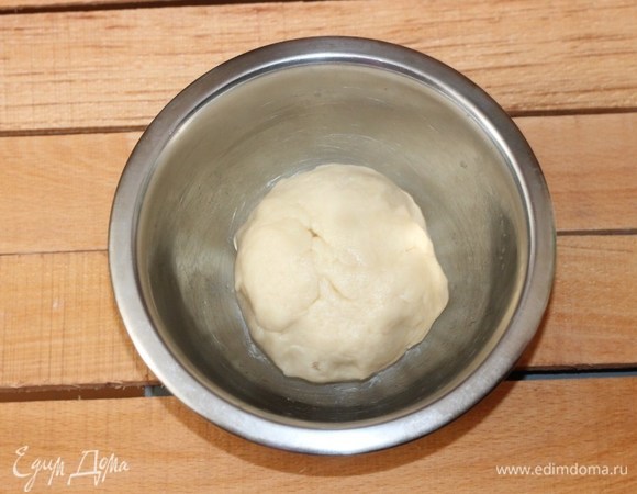 Замешиваем мягкое, не липнущее к рукам тесто. Закрываем миску с тестом пленкой и ставим в сторону.