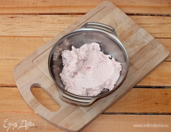 Приготовим начинку. Сыр и колбасу нарезаем кусочками, выкладываем в чашу блендера и измельчаем.