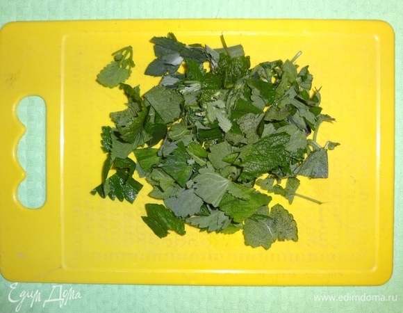 Мяту вымыть, обсушить, крупно нарезать. У меня смесь разных сортов мяты, мелисса и котовник.