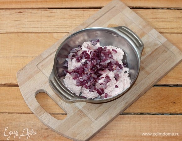 Добавляем лук к начинке и перемешиваем.