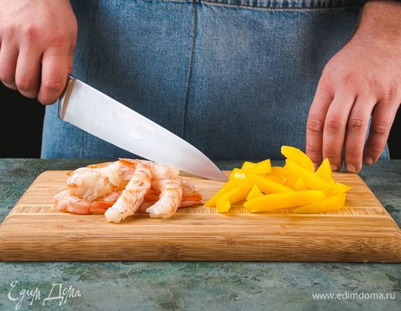 Болгарский перец нарежьте тонкими ломтиками. Один ломтик оставьте для украшения.