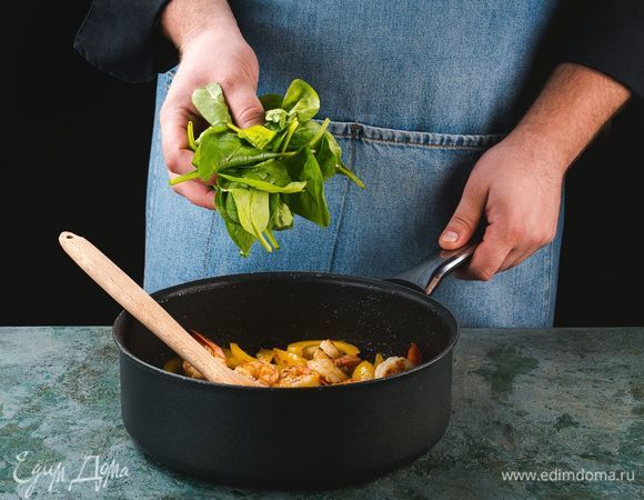 Готовые креветки и перец смешайте со свежим шпинатом.