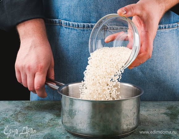 Рис отварите в подсоленной воде до готовности.