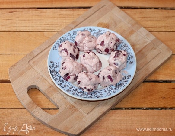 Делим начинку на 8 частей.