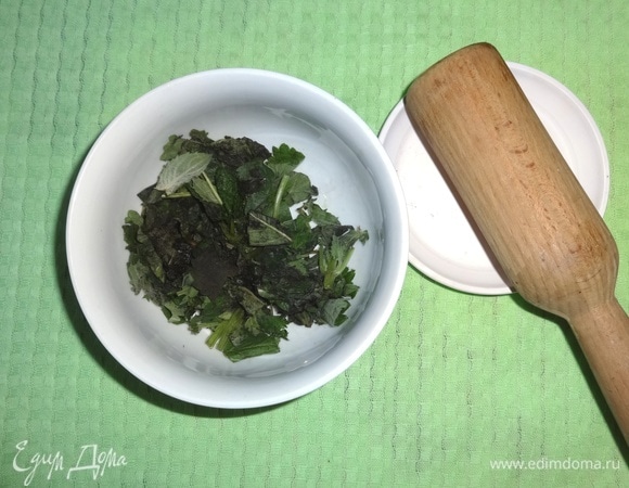 Сложить мяту в чашку и потолочь деревянным пестиком.