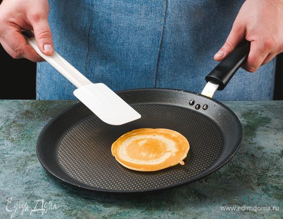 Разогрейте сковороду с растительным маслом. Обжаривайте блинчики до золотистого цвета с двух сторон.