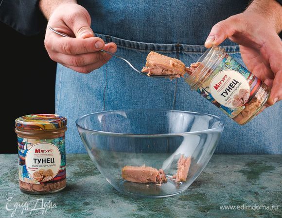 Выложите в миску тунца натурального ТМ «Магуро», разомните вилкой.