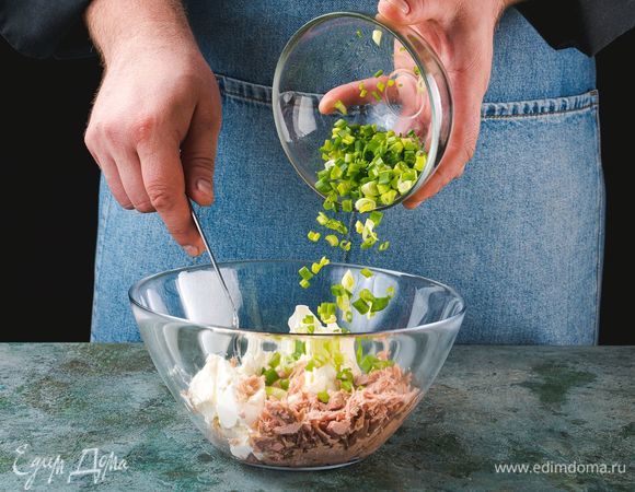 Добавьте творожный сыр и измельченный зеленый лук, перемешайте.