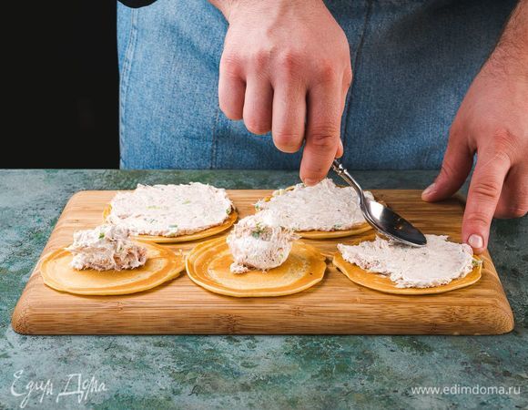 Намажьте блинчики толстым слоем приготовленной смеси.