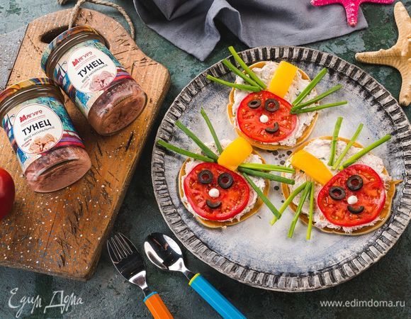 Выложите в центр тарелки блинчик. Из кружка помидора сделайте голову, которую дополните глазками и ртом из маслины. Из ломтика болгарского перца сделайте спинку жука, а из зеленого лука — лапки. Приятного аппетита!