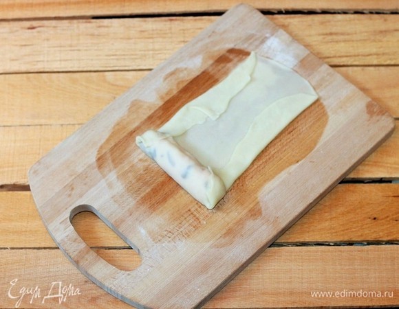 Загибаем края лепешки.