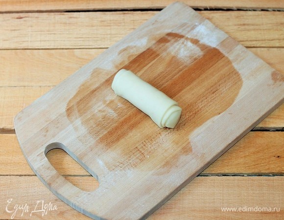 Заворачиваем начинку в трубочку.