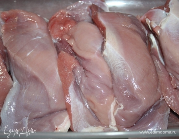 Грудки необходимо вымыть и просушить полотенцем. У меня филе без кожи — диетический вариант.