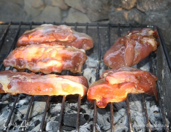 Разжечь мангал, довести дрова до стабильных углей. Разогреть решетку. Выложить грудки.