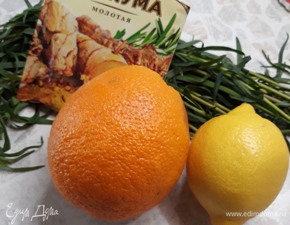 Берем необходимые ингредиенты и подготавливаем их: апельсин, лимон и эстрагон моем, воду кипятим и остужаем до 70°C.