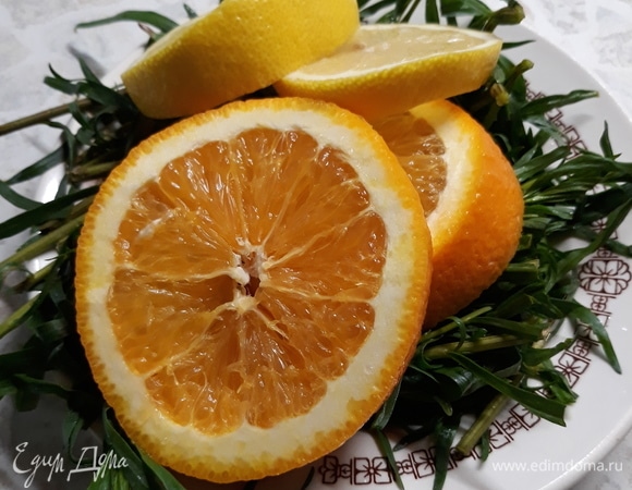 От апельсина и лимона отрезаем по 2 дольки и немного их мнем руками. Эстрагон тоже лучше немного помять, тогда он максимально отдаст напитку свой вкус и аромат.