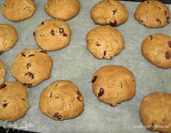 Достаем готовое печенье. Даем постоять 10–15 минут.